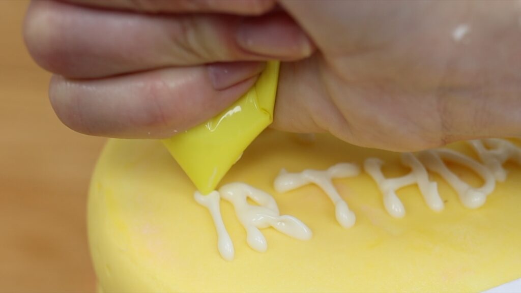 How to Write Happy Birthday on Cakes in chocolate