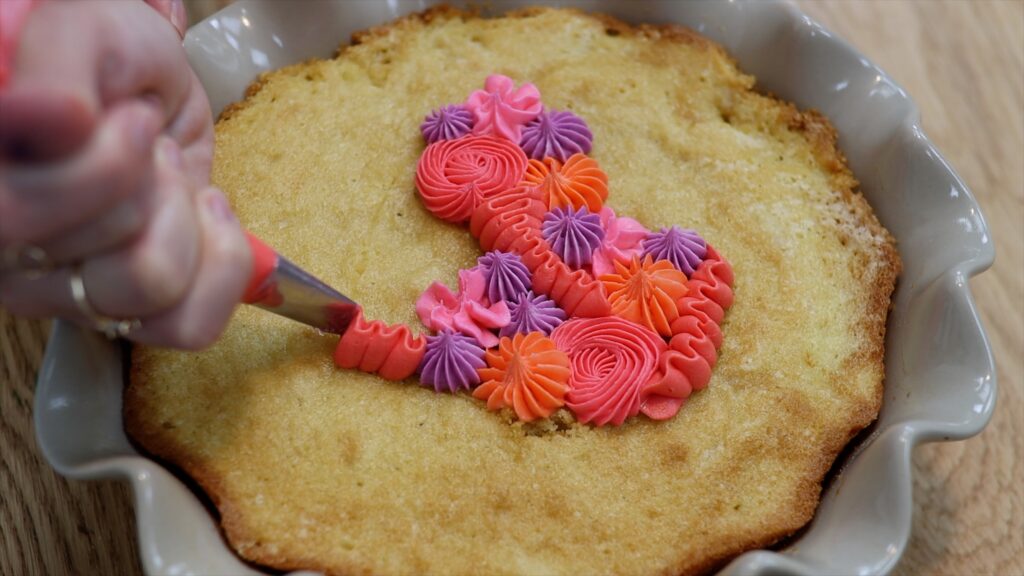 frosting a tray bake cake