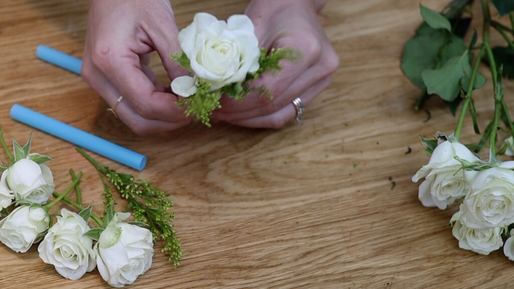 how to create flower arrangements to decorate a cake