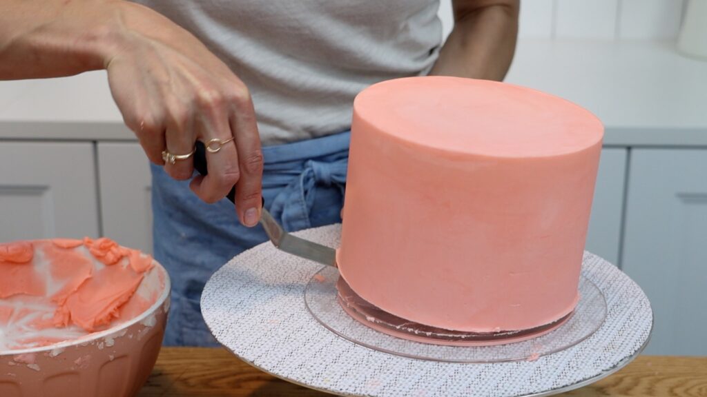 how to move a frosted cake from acrylic disc to cake stand