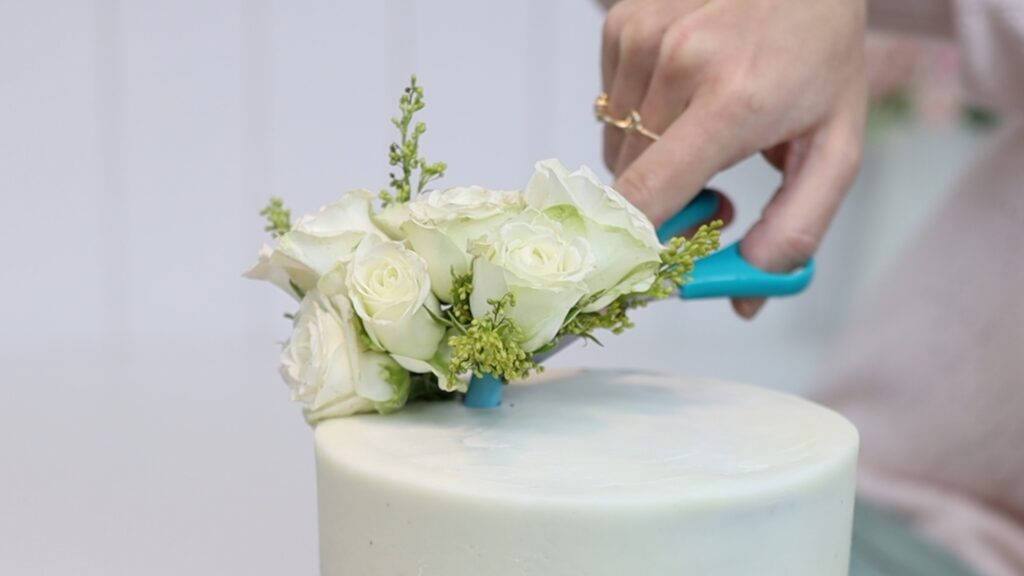 how to put fresh floweres on a cake