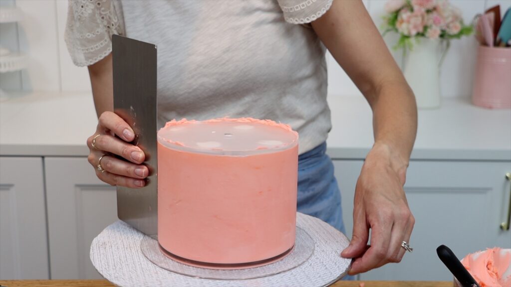 using acrylic discs for smooth frosting on cakes