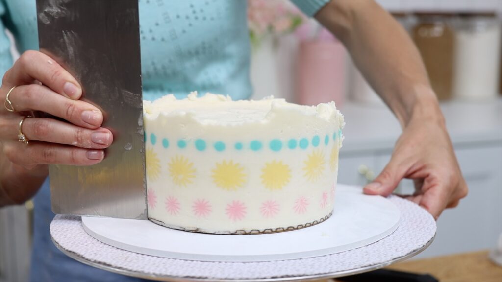 frost top tier cakes on cake boards the same size