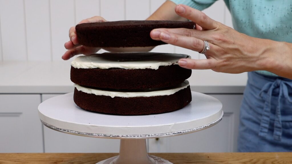 how to assemble the bottom tier of a tier cake