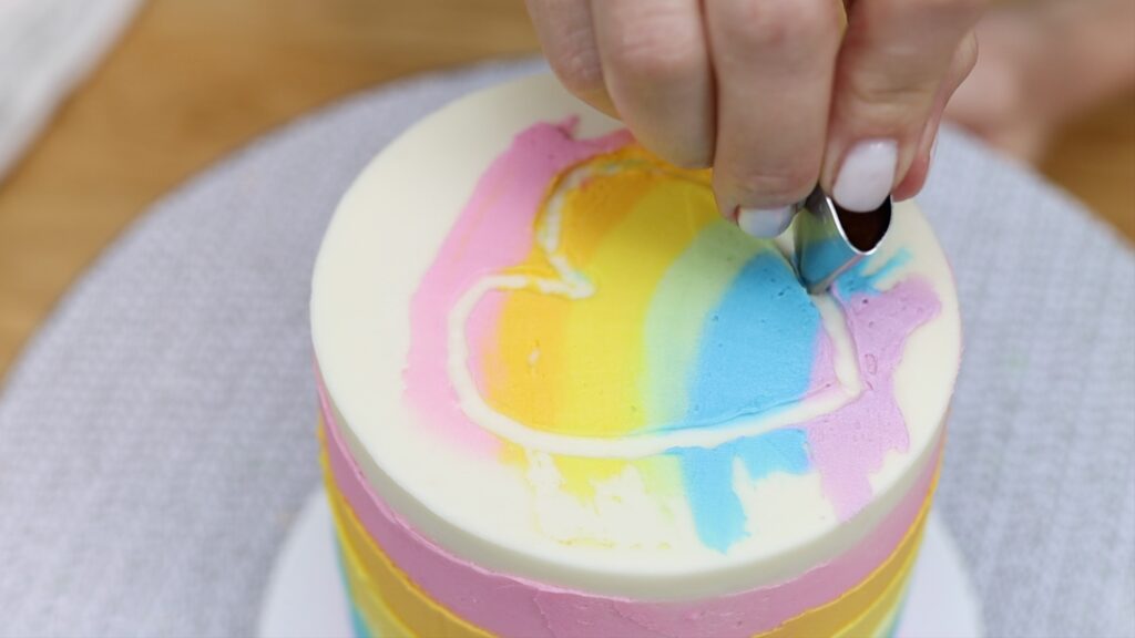 how to carve a shape into buttercream frosting