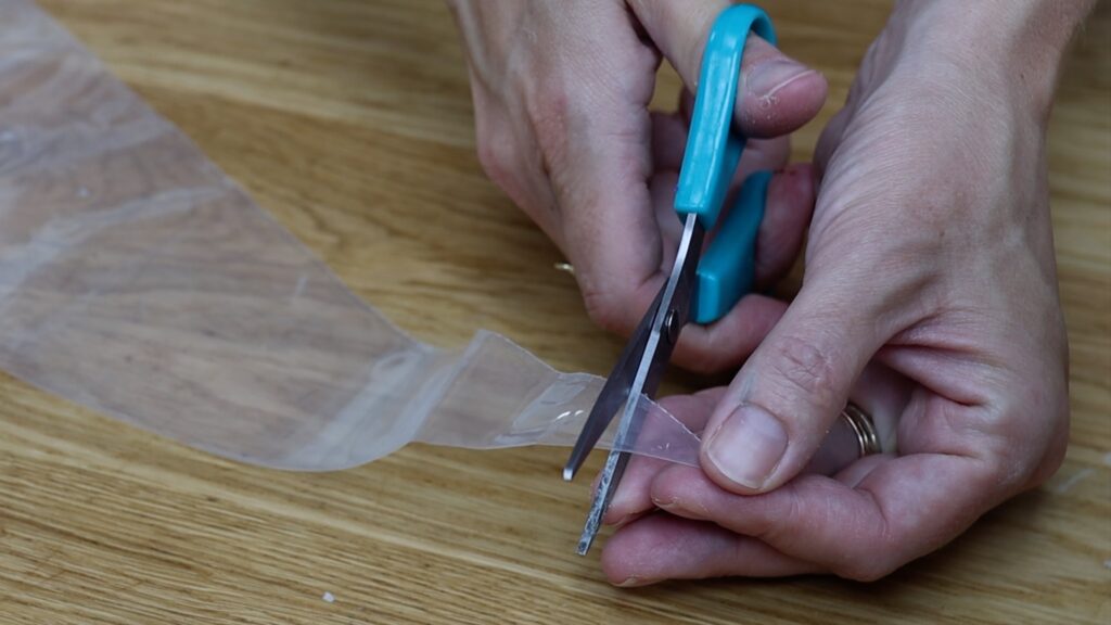 how to cut a piping bag for frosting mini cakes