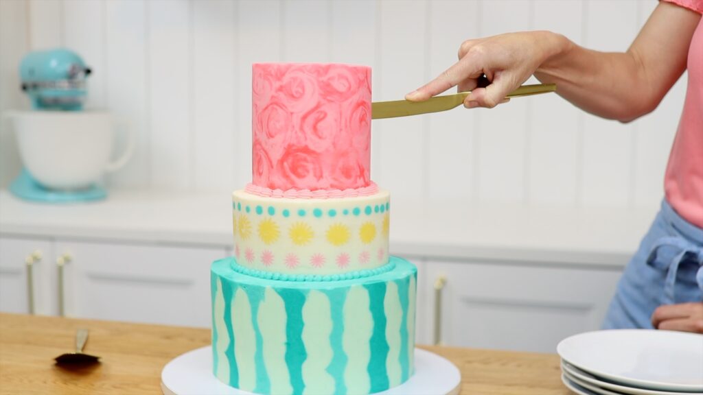 how to cut the top tier of a cake