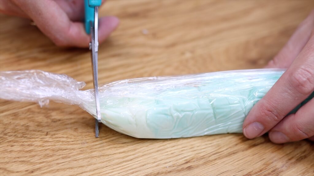 how to make a plastic wrap log of colours for piping