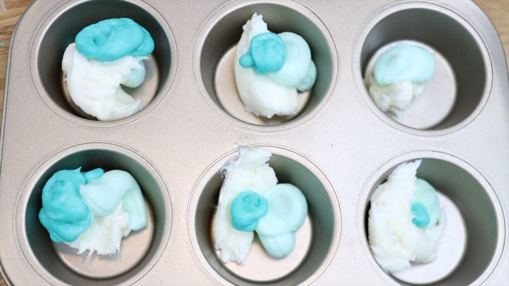 how to mix buttercream colours in a cupcake pan