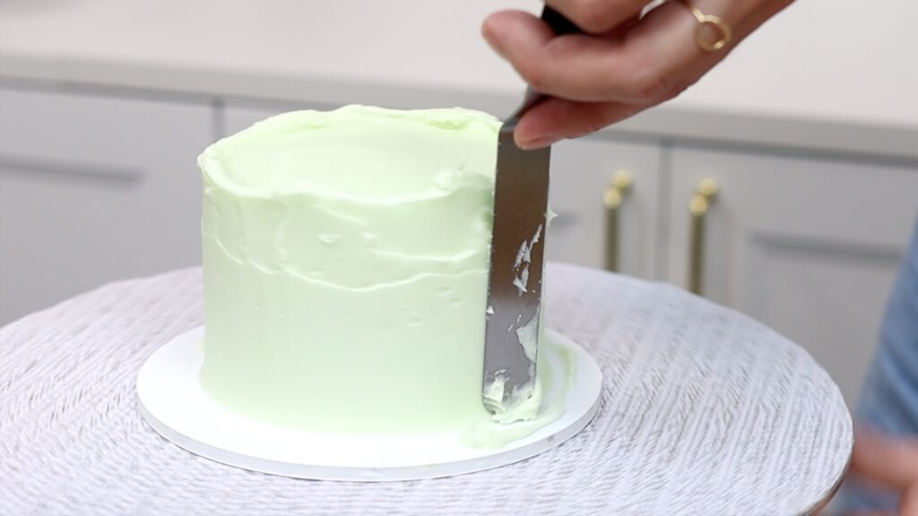 how to prevent crumbs in frosting on mini cakes