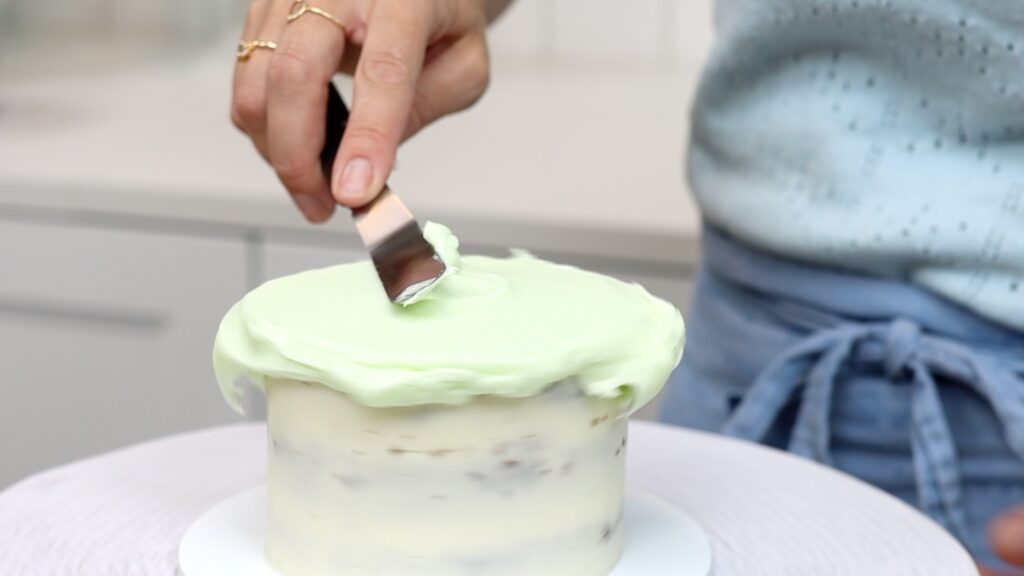 how to smooth frosting on top of mini cake