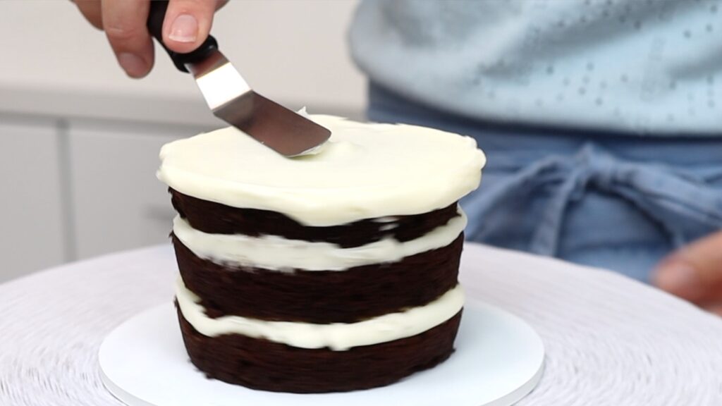 how to smooth the frosting on top of a cake