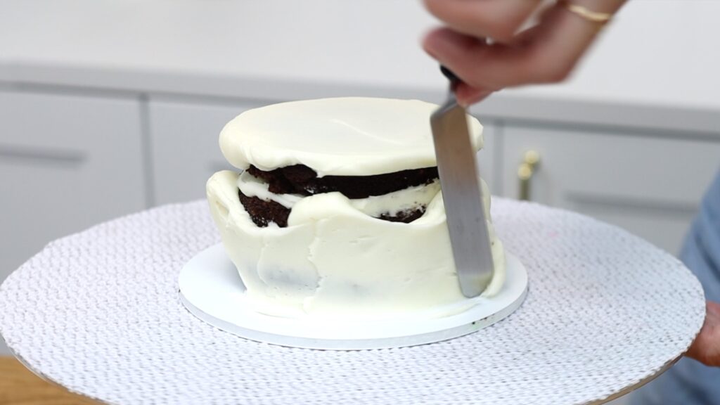 how to spread frosting onto mini cakes