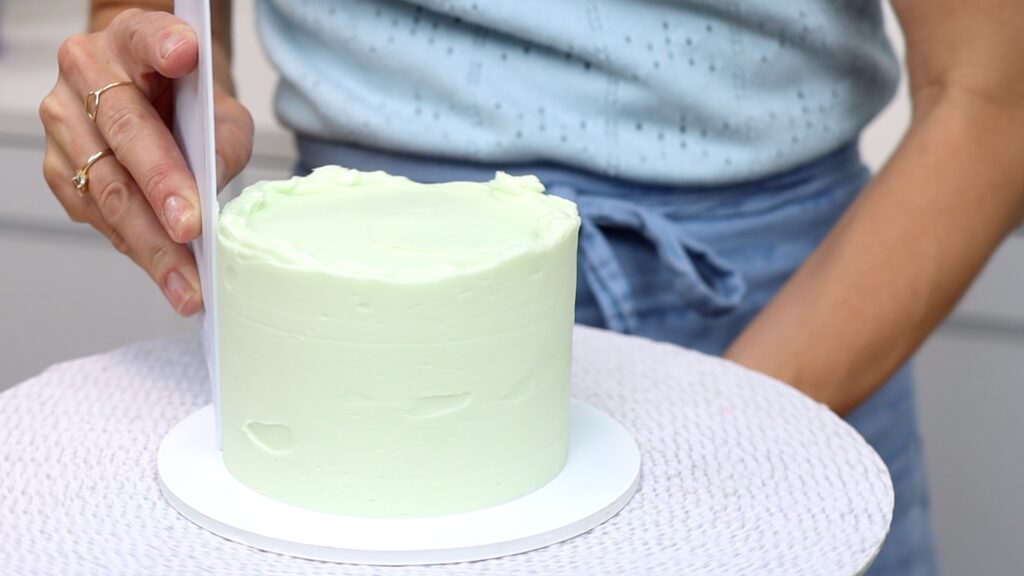 how to use a cake comb on mini cakes