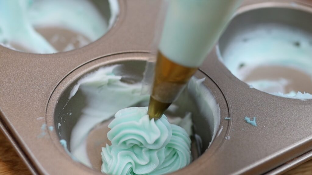 how to use one piping bag for ombre frosting