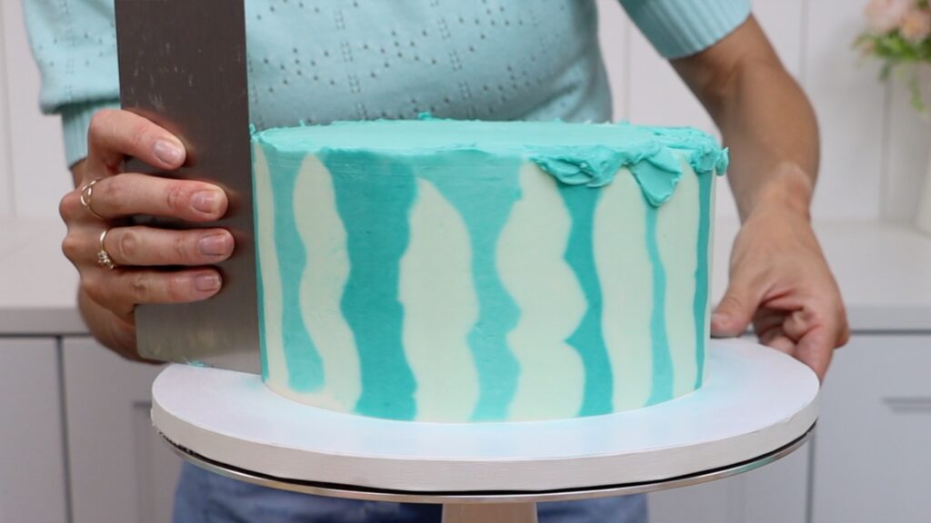 scrape the frozen piping until the frosting is smooth on the cake