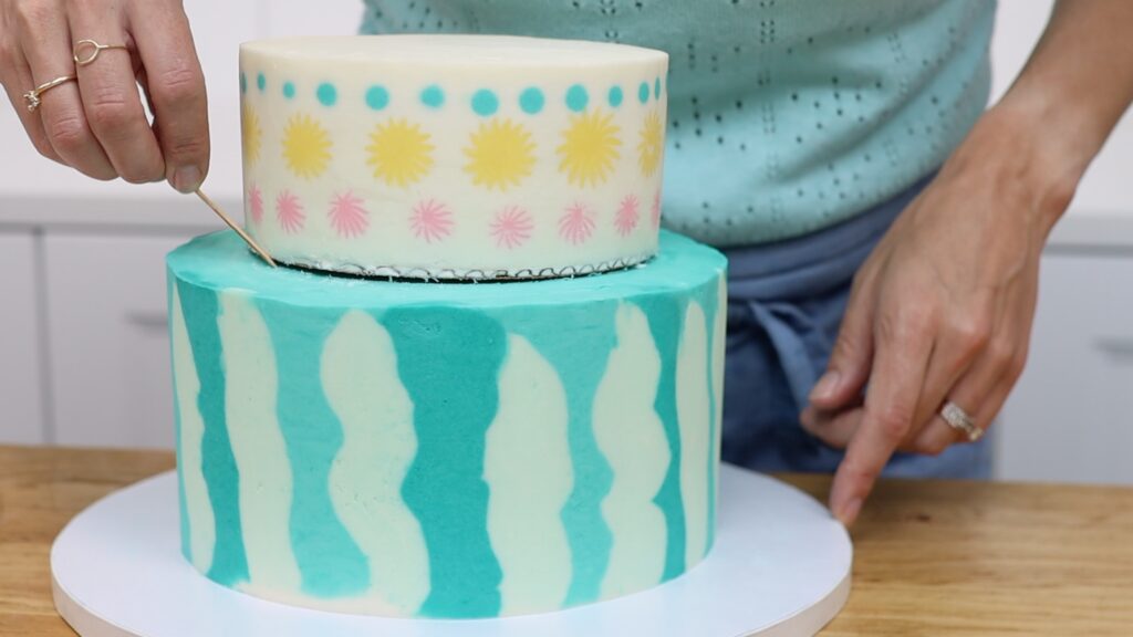 where to put dowels to support a tier cake