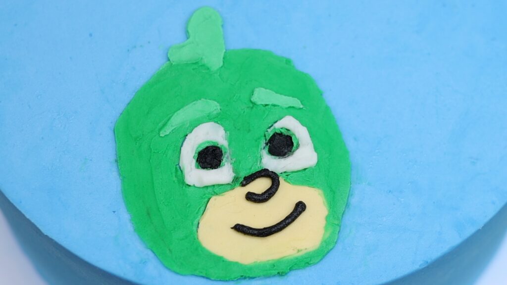 buttercream gecko pj masks with pipe and spread technique with no fondant