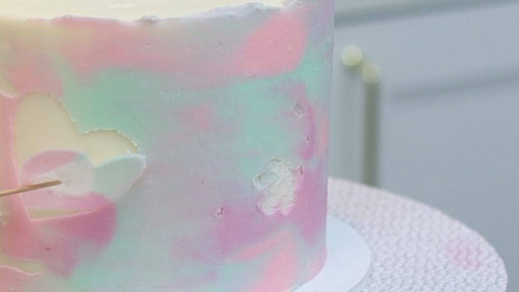 how to do a peekaboo design on a cake