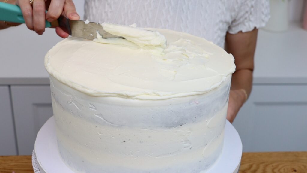 how to do facelift frosting on top of a cake