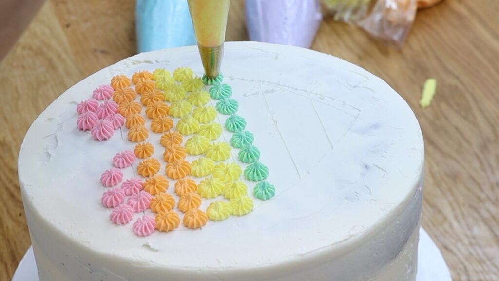 how to do facelift frosting piping a rainbow heart shape