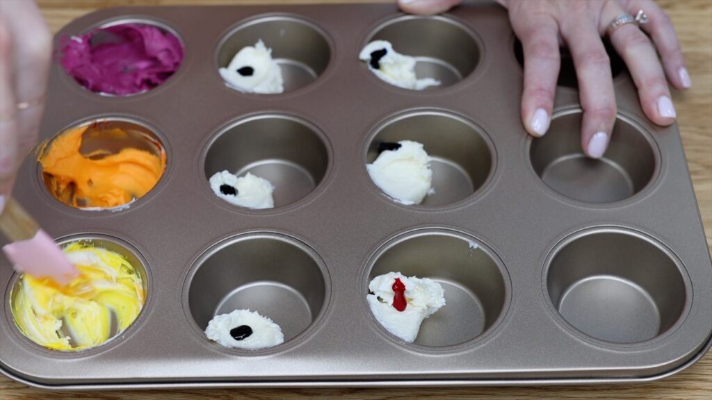 how to mix colors for buttercream in a cupcake pan