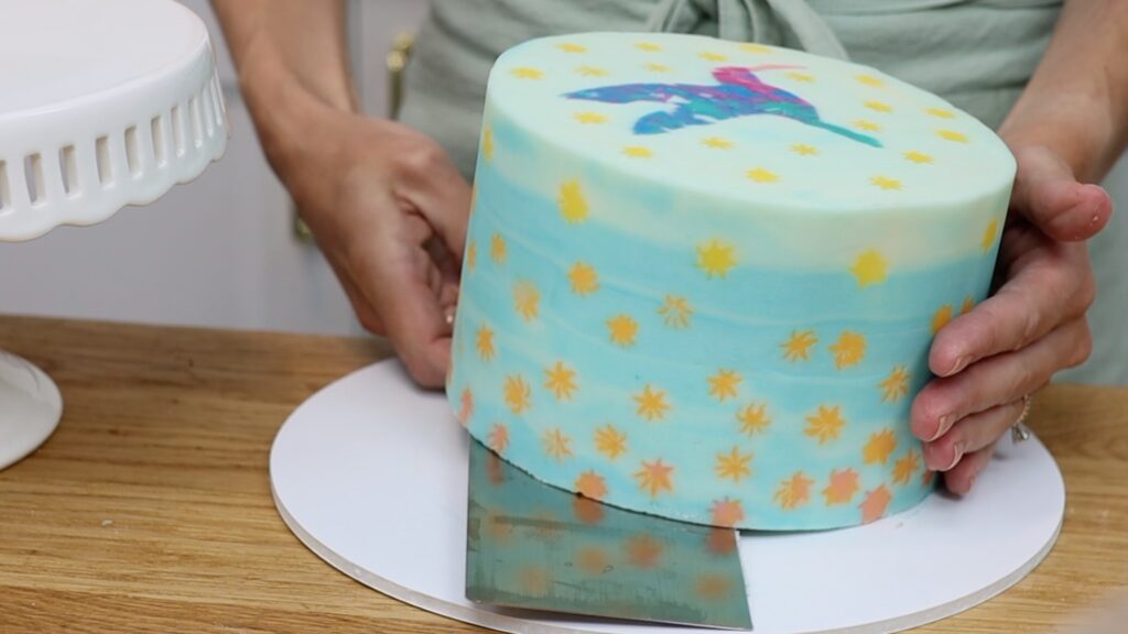 how to move a cake off its cake board