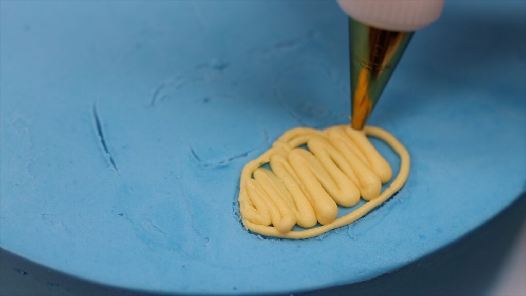 how to pipe a character onto a cake with buttercream