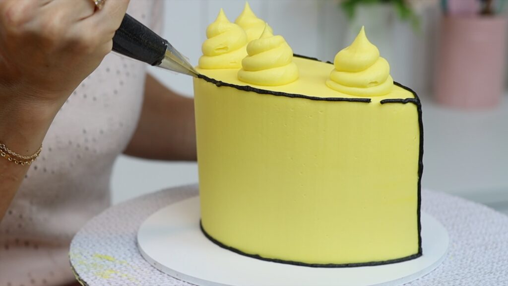 how to pipe black lines onto a cartoon cake