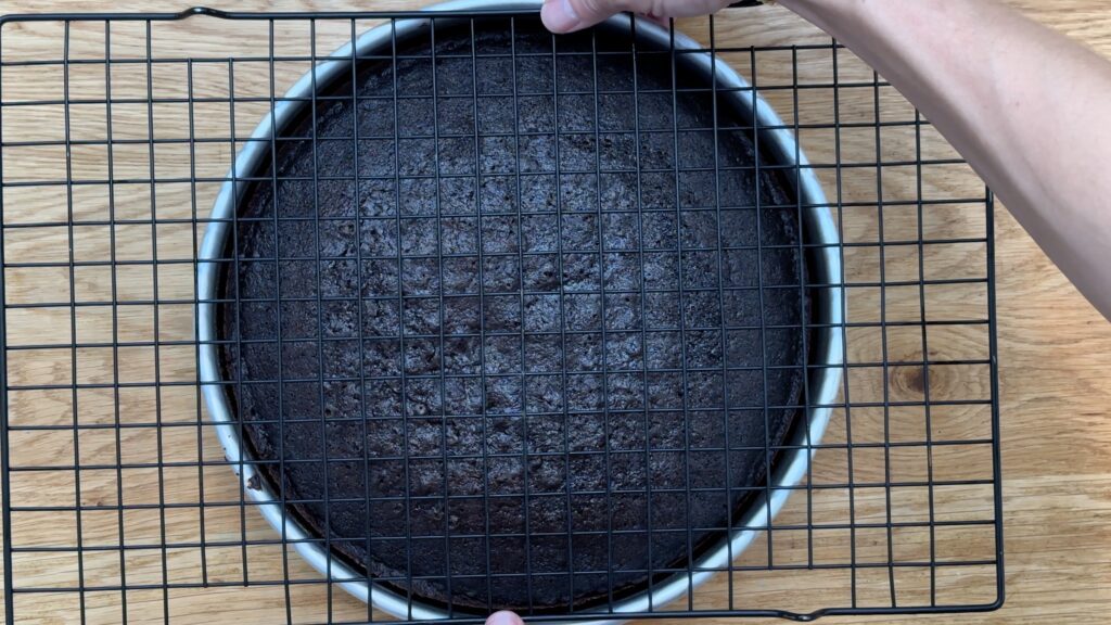 how to turn big cakes out after baking