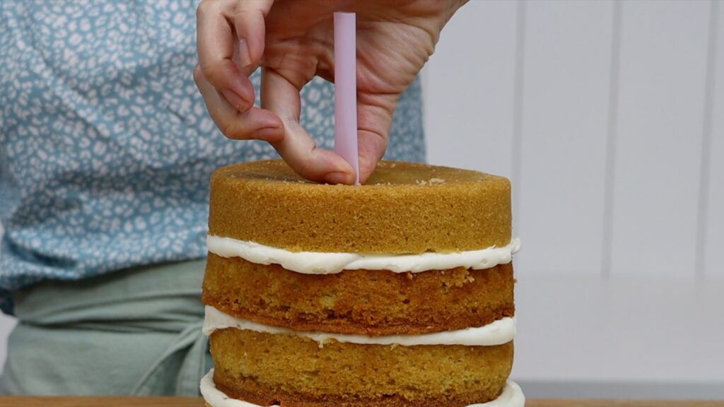 dowels or straw supports in a double barrel cake