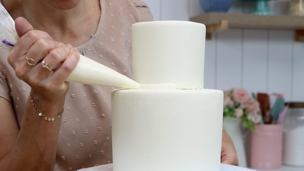 how to cover the join on a tier cake