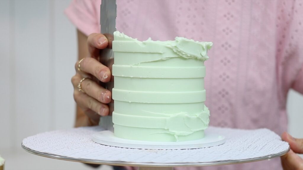 how to make striped frosting on a buttercream cake