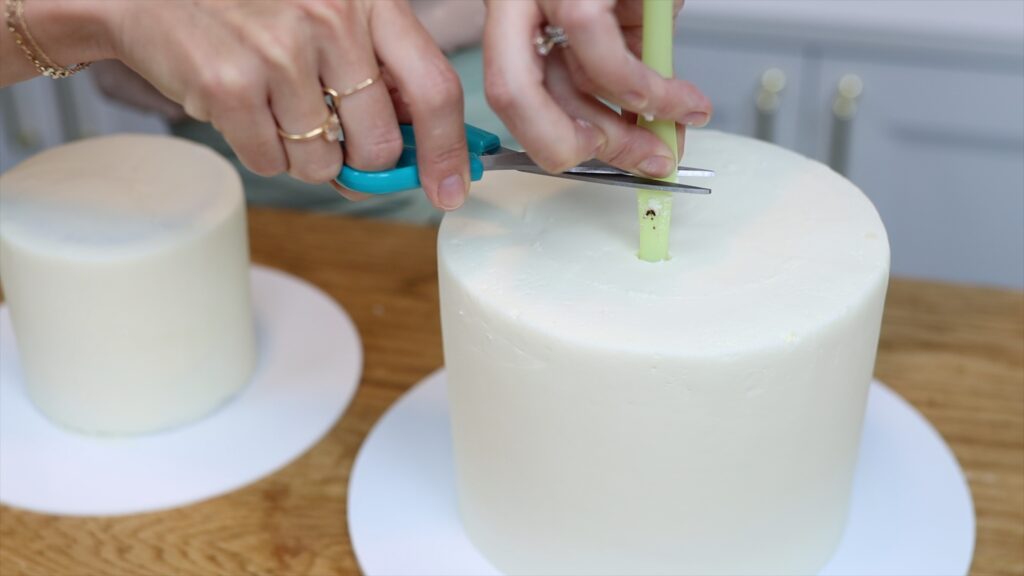 how to measure support straws or dowels for a tier cake