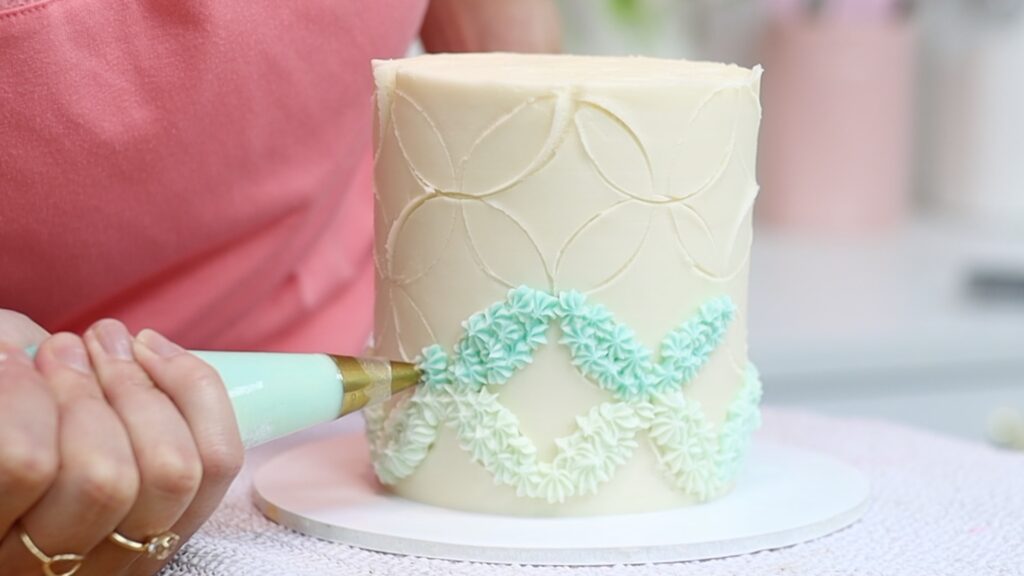 how to pipe patterns on cakes