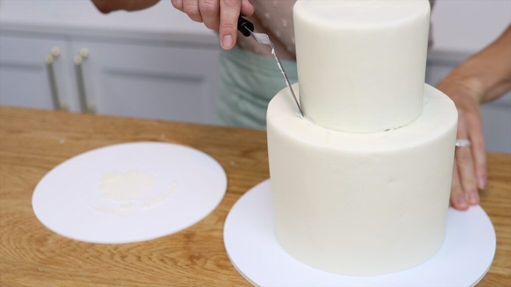 how to position the top tier of a cake