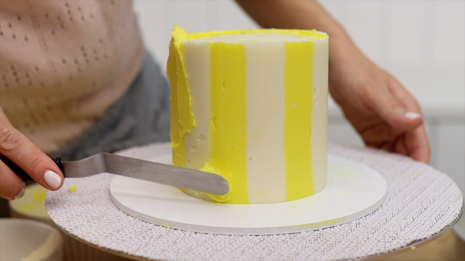 7 Ways to Make Buttercream Patterns on Cake - British Girl Bakes
