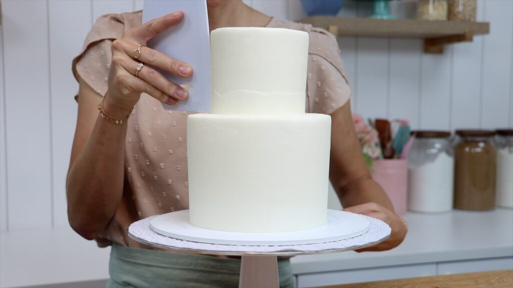 how to stack a tier cake neatly