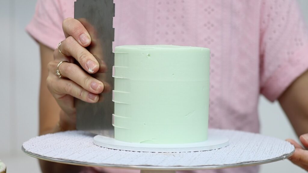 how to use a striped cake comb on a cake with buttercream frosting icing
