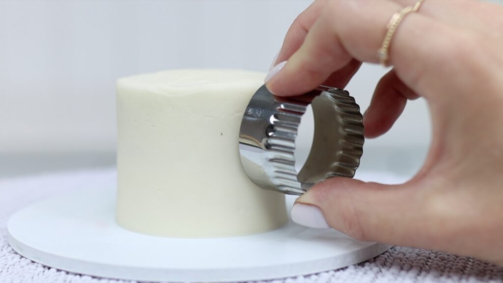 how to use cookie cutters to make patterns on cakes