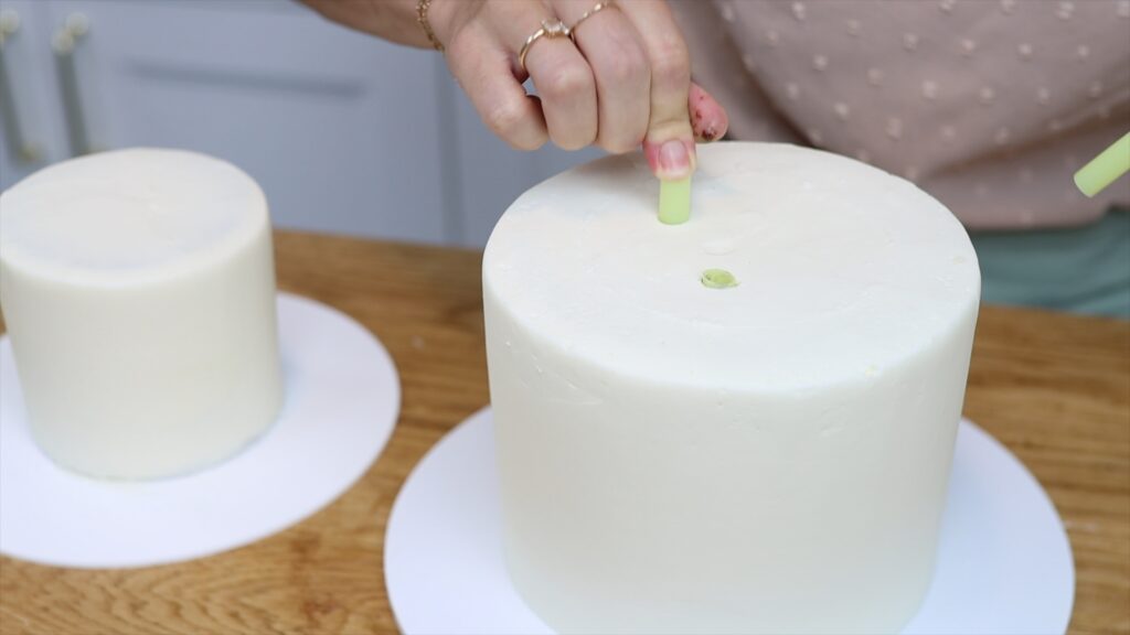 how to use dowels or straws to stack a tier cake