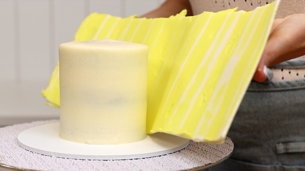 how to wrap acetate around a cake to transfer a buttercream design