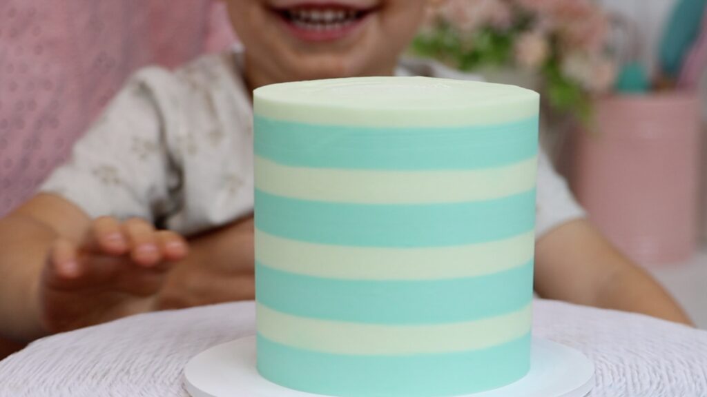 striped buttercream patterns on cake