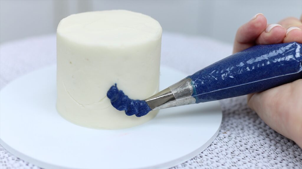 vintage pattern on cakes using cookie cutter guidelines