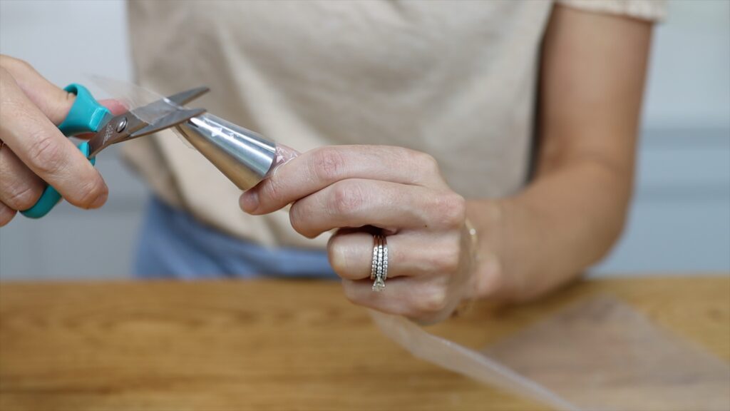 how to cut a piping bag