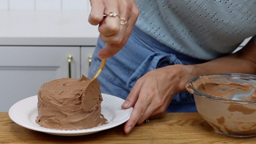 how to frost a cake with a spoon