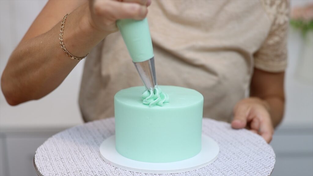 how to pipe swirls onto a cake using a 1M piping tip