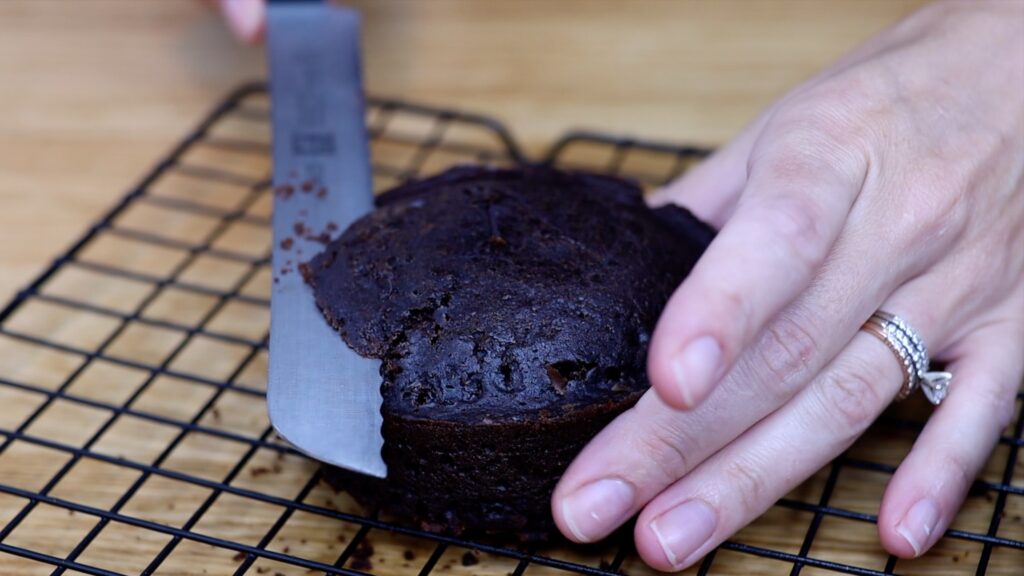 how to trim domed cakes to make them flat