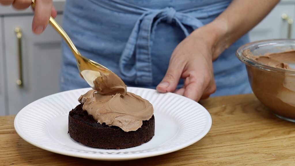 make a smash cake with a spoon