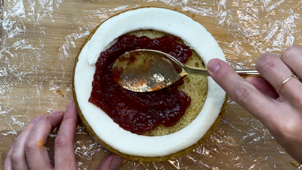 How to fill a cake with jam